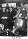 1954 MILANO Fiera campionaria - Clare BOOTHE LUCE ammira APE PIAGGIO - Foto.jpg