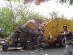 Ape garbage tipper transfer - Bangalore, India.jpg